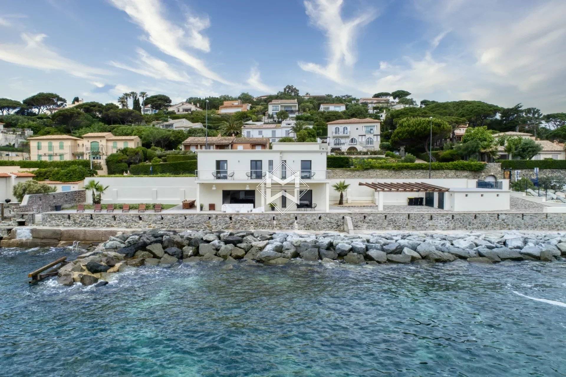 EXCLUSIVITY Waterfront property in the center of the city