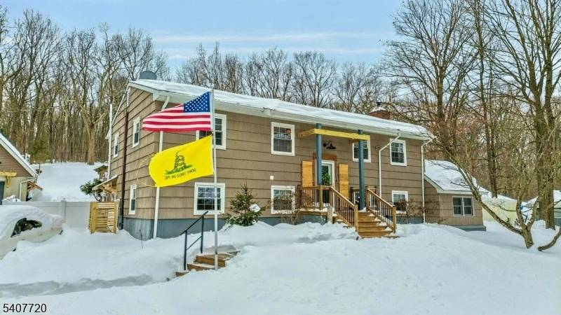 This updated 2500 sq ft bi level is located on a dead end street in a sought after lake community.