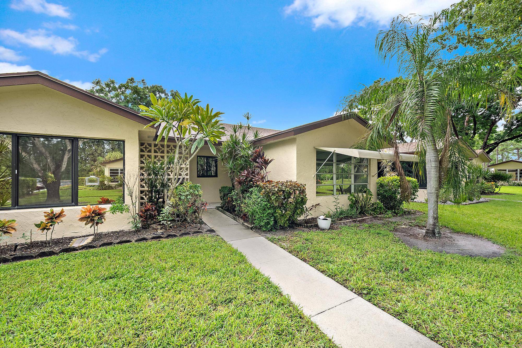 Welcome to this charming 2 bedroom one bed plus huge den, 2 bath villa in the highly desirable High Point of Delray West community !