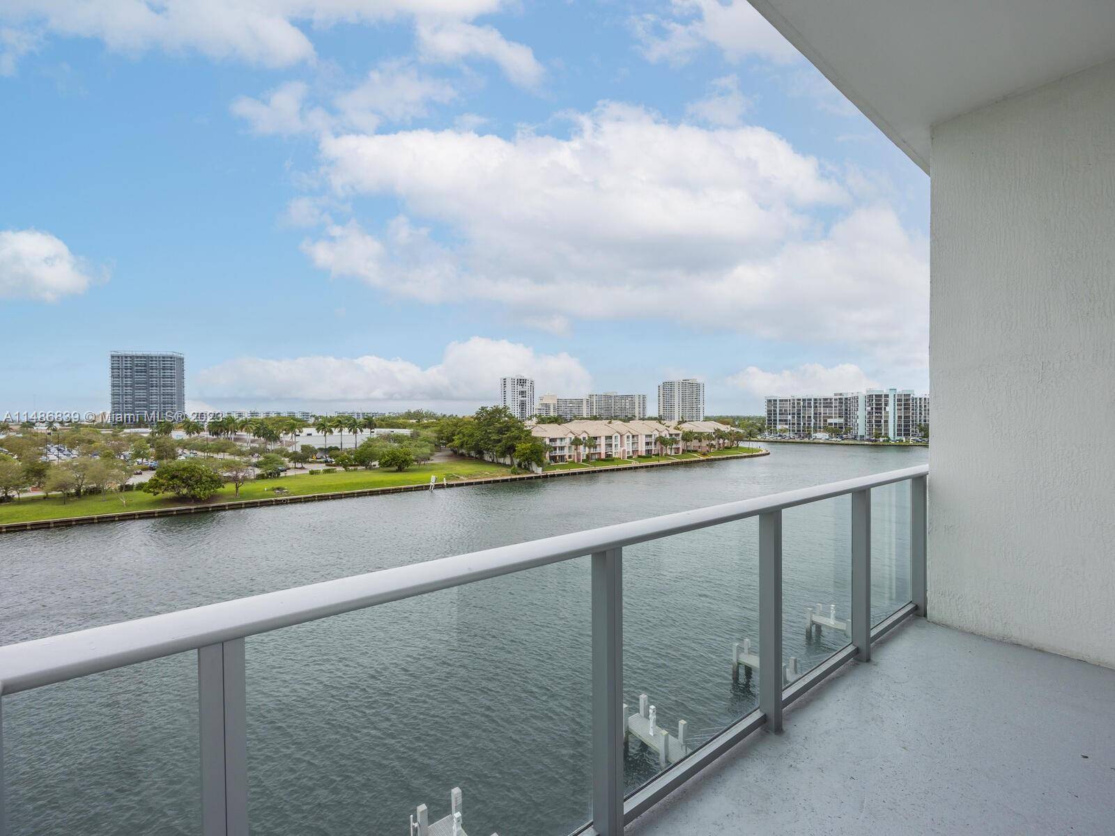 HYDE BEACH HOUSE 5 Luxury corner in the best line 08 in an AMAZING 4 floor, 3 Bed 2.