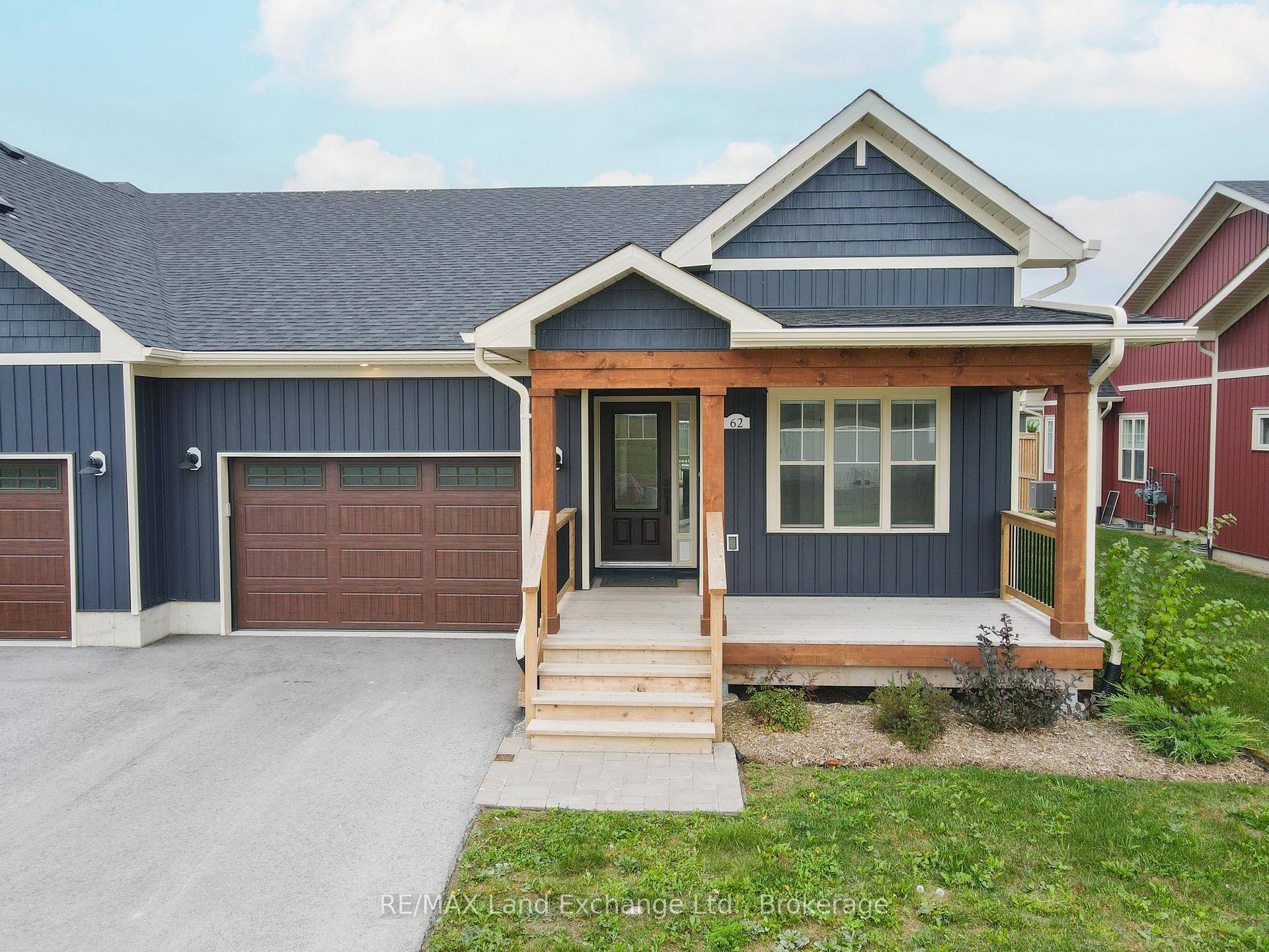 Welcome to Westlinks ! 62 Eagle Court features The Brooke Model, a bright end unit offering an inviting layout with approx.