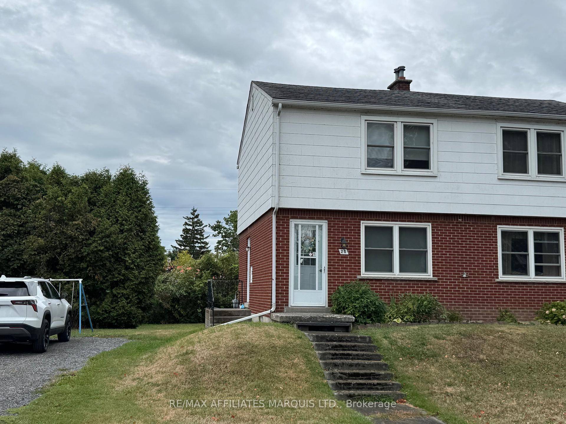 Welcome to this two storey semi detached home nestled on a quiet, friendly cul de sac in an ideal location just steps from the golf course, Morrisburg Waterfront Park, Dog ...