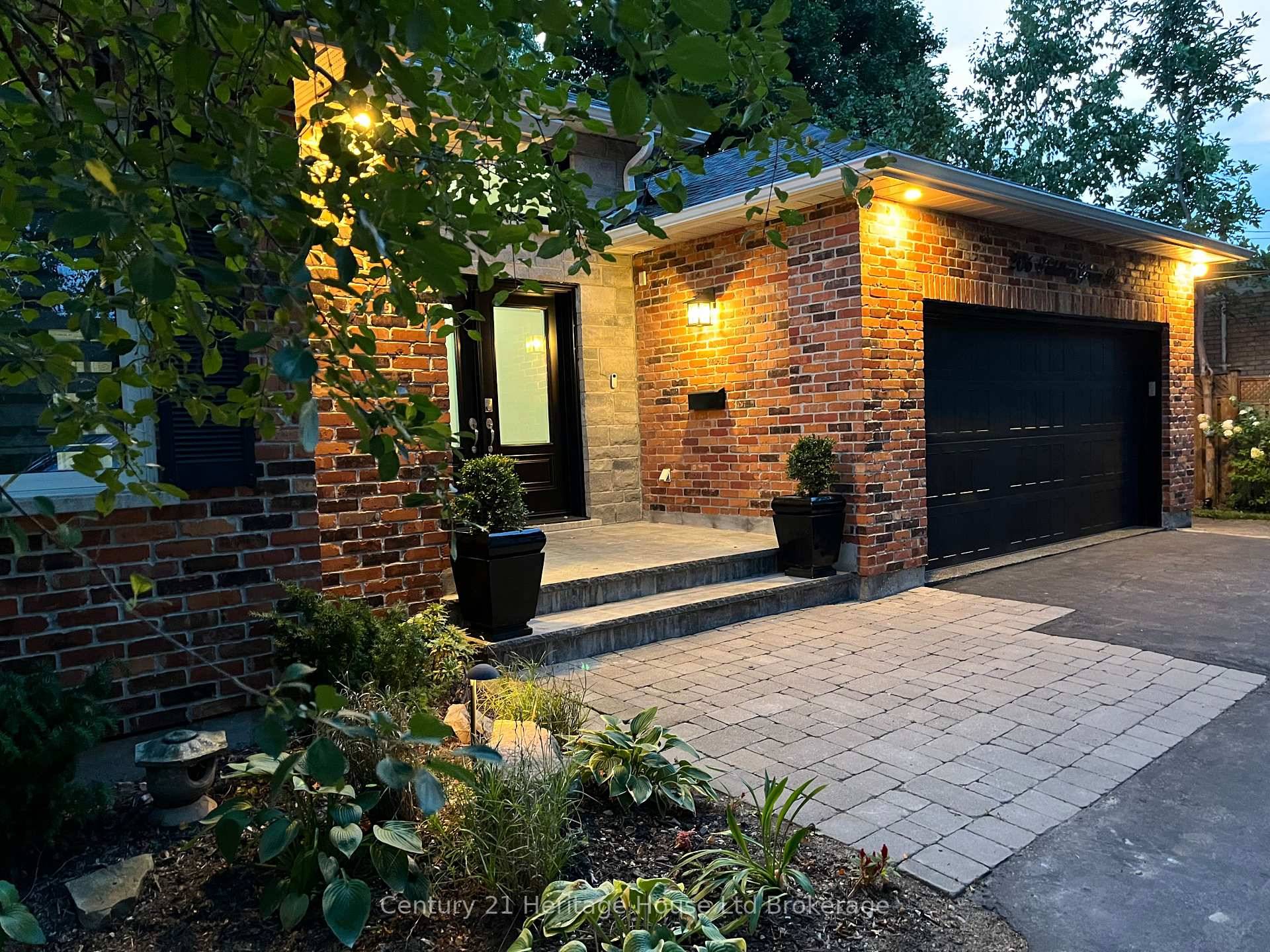 This fabulous 3 1 bedroom bungalow just became available in the heart of old Ancaster, just minutes to the old town village, central to shopping amp ; the 403.