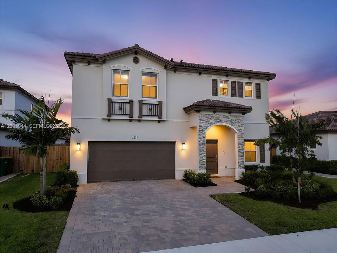 Stunning new construction single family home located in Alicante at Altamira in Keys Gate !