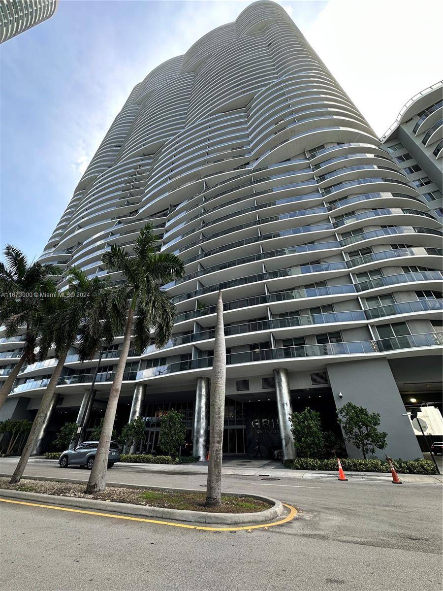Discover luxury living at its finest in this beautiful 1 bedroom, 1 bathroom condo located in the prestigious Aria on the Bay, Miami.