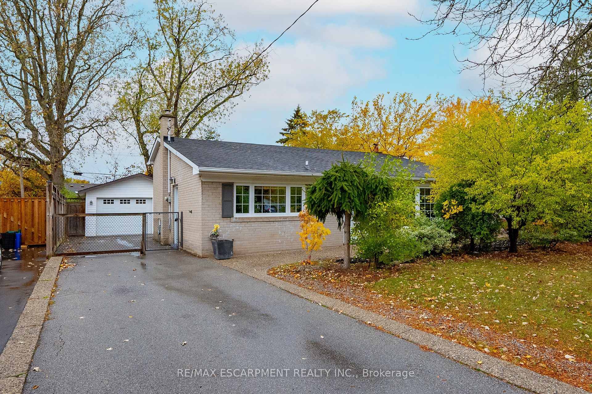 Welcome to 5433 Spruce Avenue a charming and well maintained 3 bedroom, 2 bathroom detached home perfectly situated in Burlington's highly desirable Elizabeth Gardens neighbourhood.