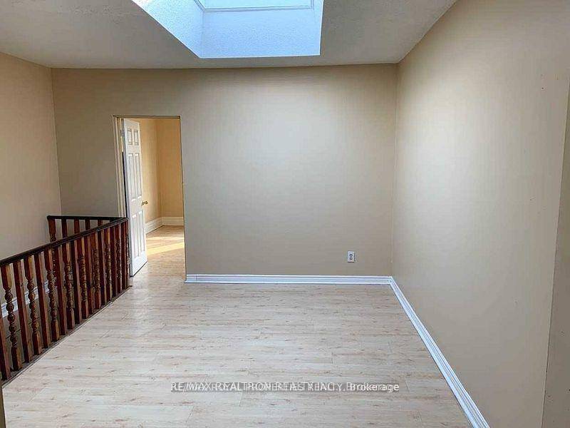South Riverdale's most demanding location Across gerrard Quare Shaopping Mall 2 House TTC Great Family Neighbourhood Close to Downtown, Lakeshore, Upper Beaches Shopping, Schools, Restaurants, Highway amp ; Subway Large ...