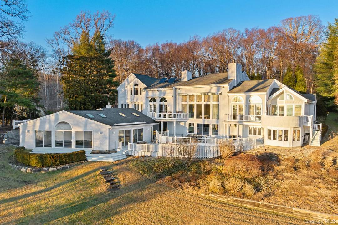 Discover unparalleled luxury and serenity at Swan s Cove, a stunning waterfront estate perched on Lloyd Neck overlooking Oyster Bay and Central Island.