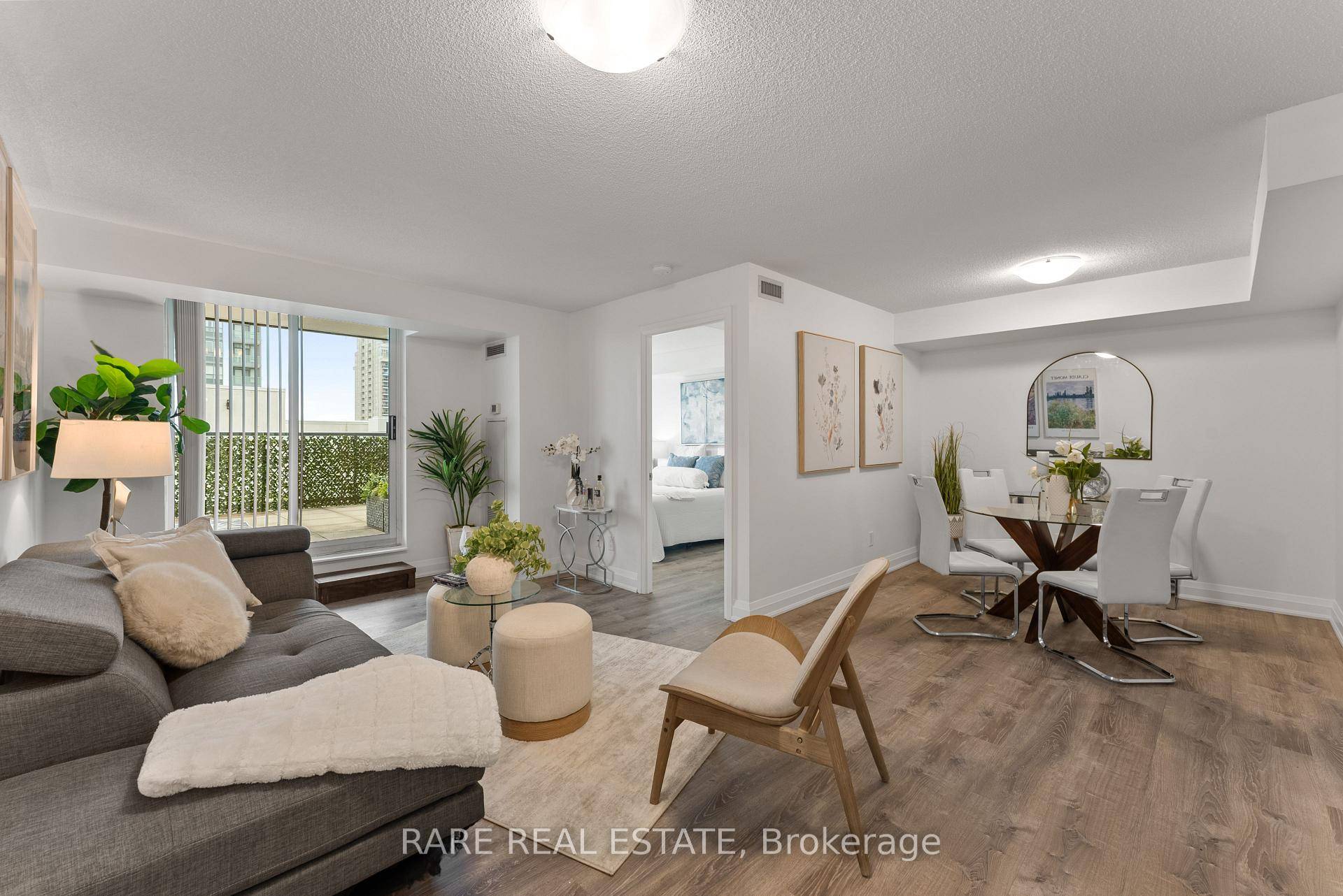 A beautifully designed 2 1 bedroom, 2 bathroom suite in one of Thornhill's most sought after and impeccably maintained buildings, complete with the peace of mind of a 24 hour ...