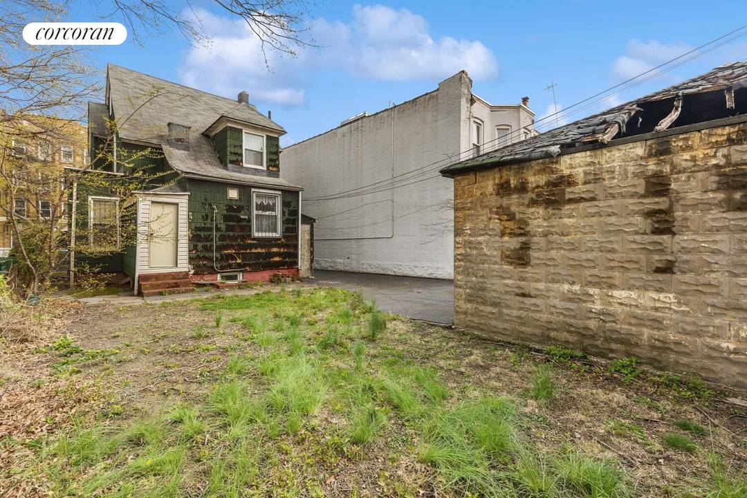 The best use for this 40X100 lot is DEVELOPMENT.