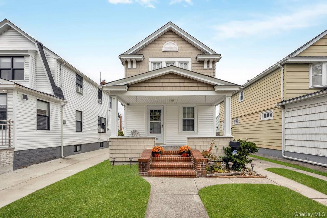 Move right into this sun drenched 1 family detached colonial home, located in a prime Queens Village location !