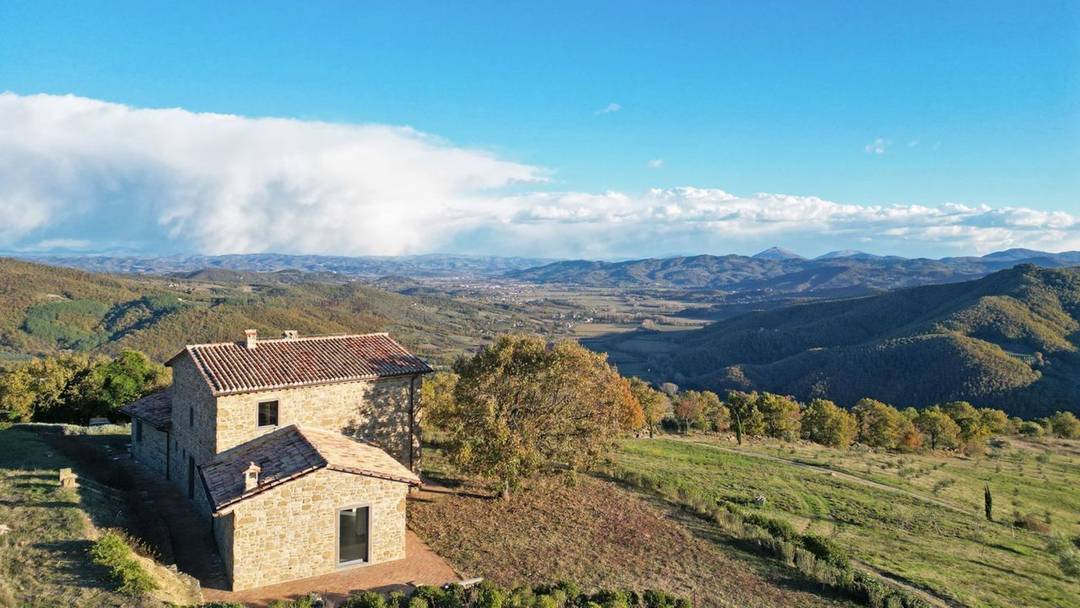 Country house on sale in Umbria to Città di Castello. Country house on sale in Umbria with beautiful panoramic views Tiber Valley