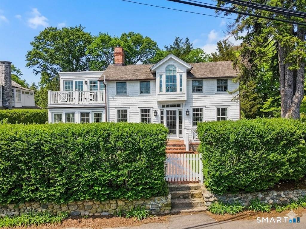 Along the storied Five Mile River, in Darien, Connecticut, a beautifully remodeled 1810 colonial cottage offers the perfect waterside retreat that rests the mind and soothes the soul.