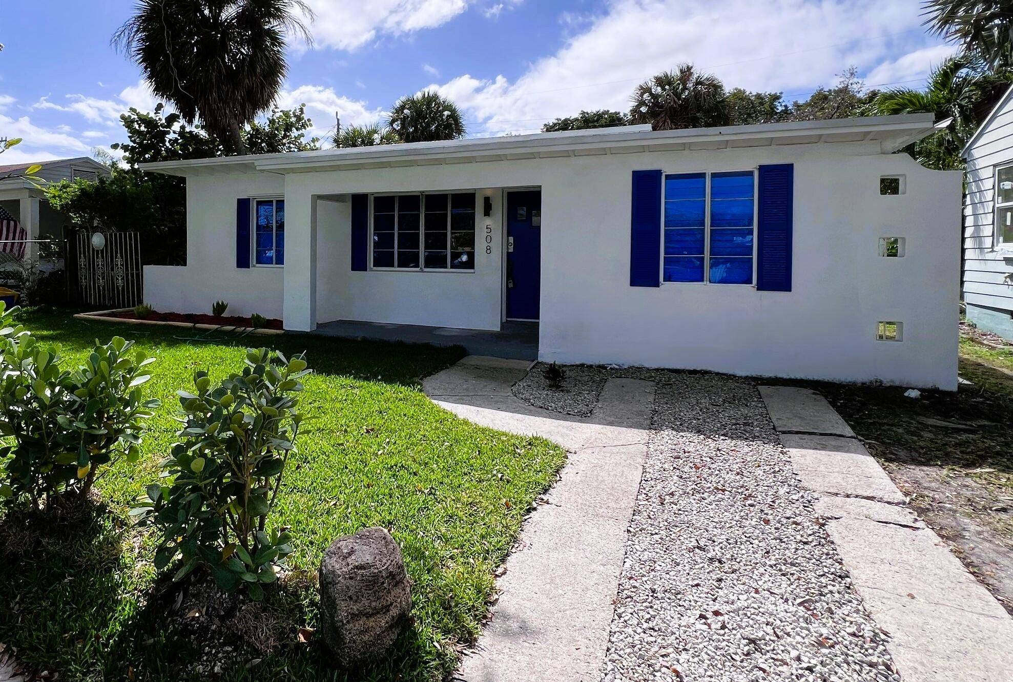 Welcome to this charming 2 bedroom, 2 bath home nestled in the heart of West Palm Beach's historic district !