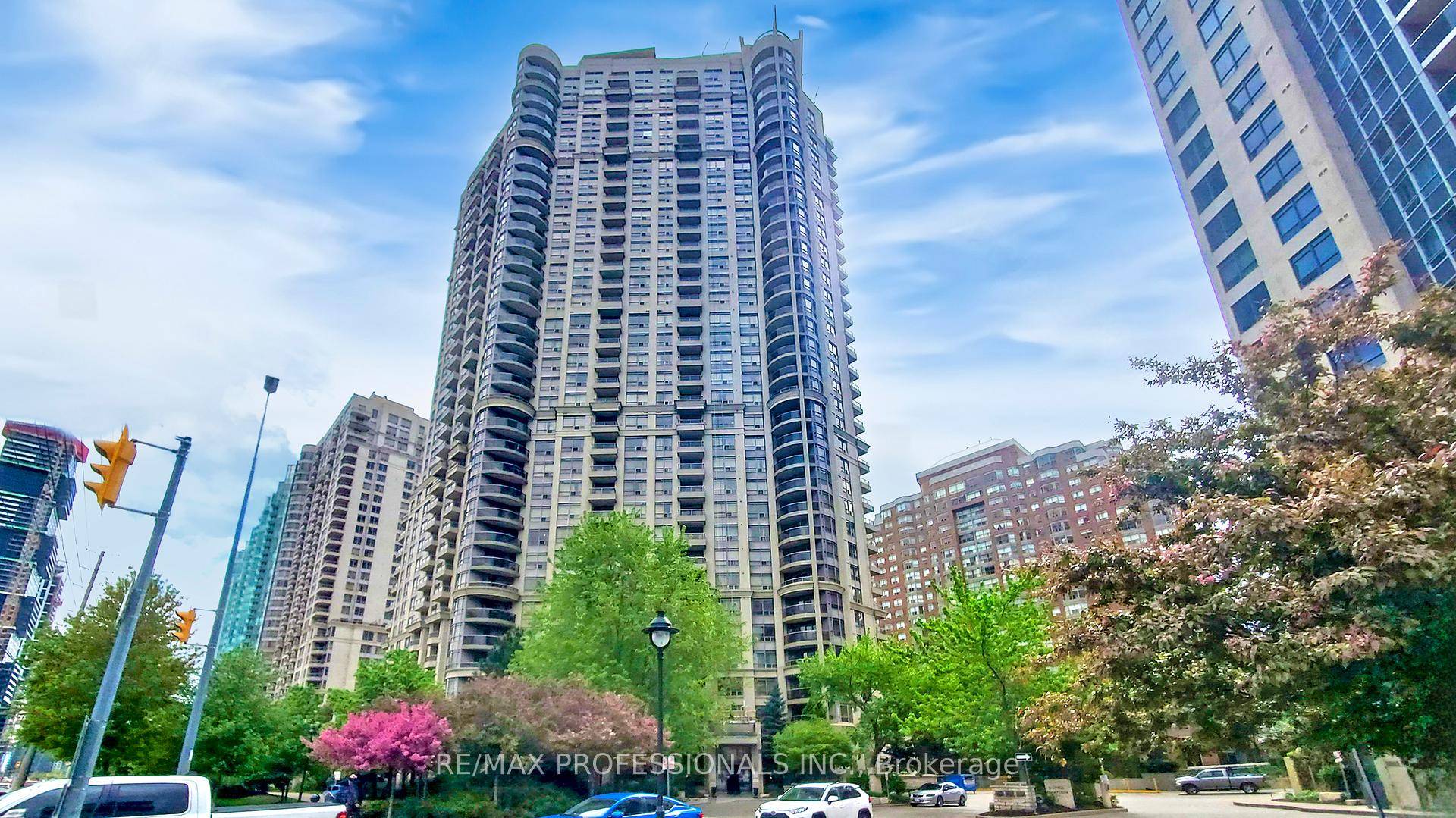 Welcome to this bright and stylish 1 bedroom plus den condo in the prestigious Grand Ovation by Tridel, located in the heart of downtown Mississauga.