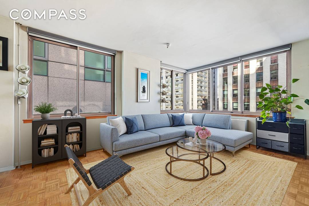 Welcome to this lovely, high floor one bedroom home at The Vanderbilt, one of midtown s sought after luxury condos.