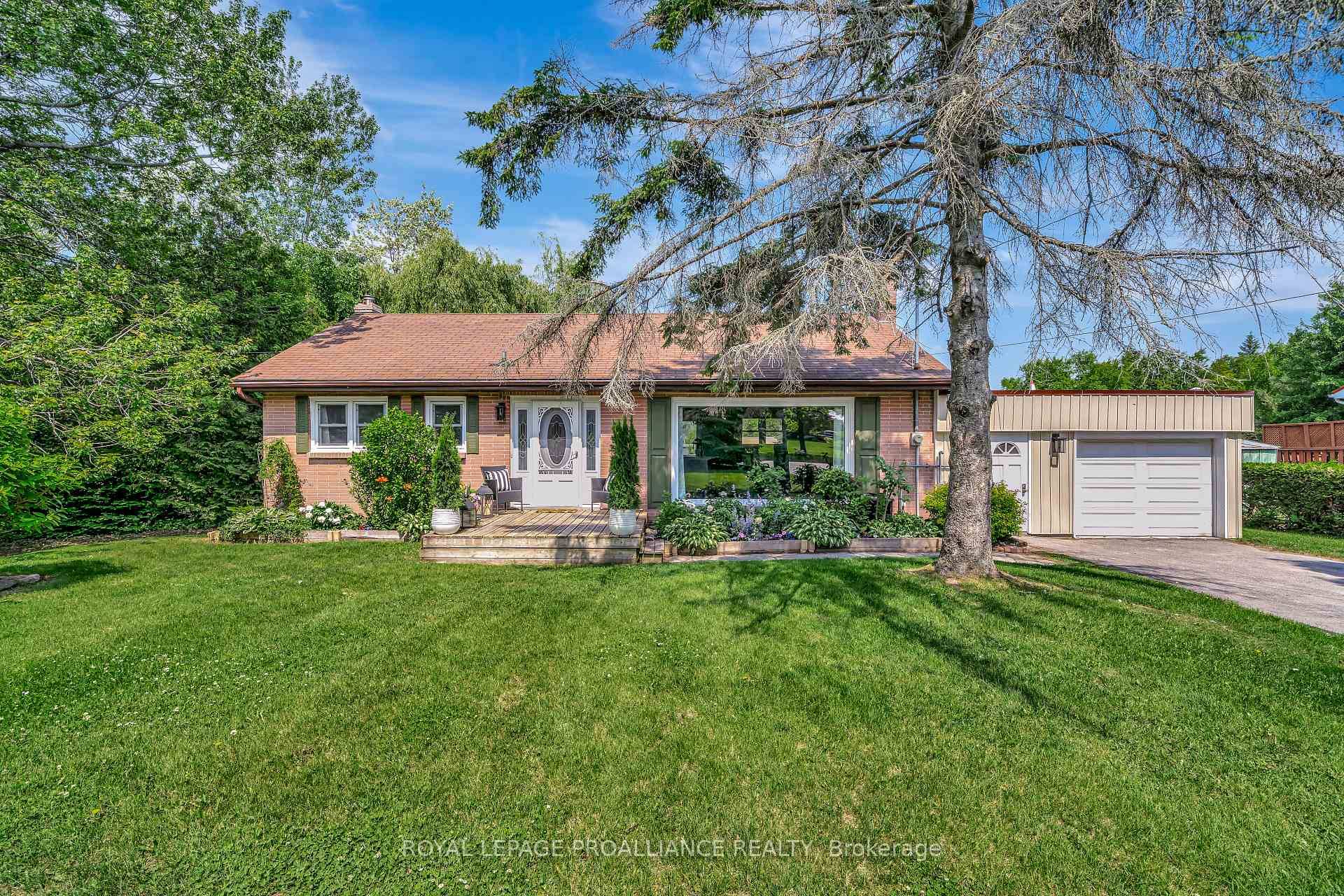Great Location ! Welcome to 6 Bayside Drive, Roseland Acres.
