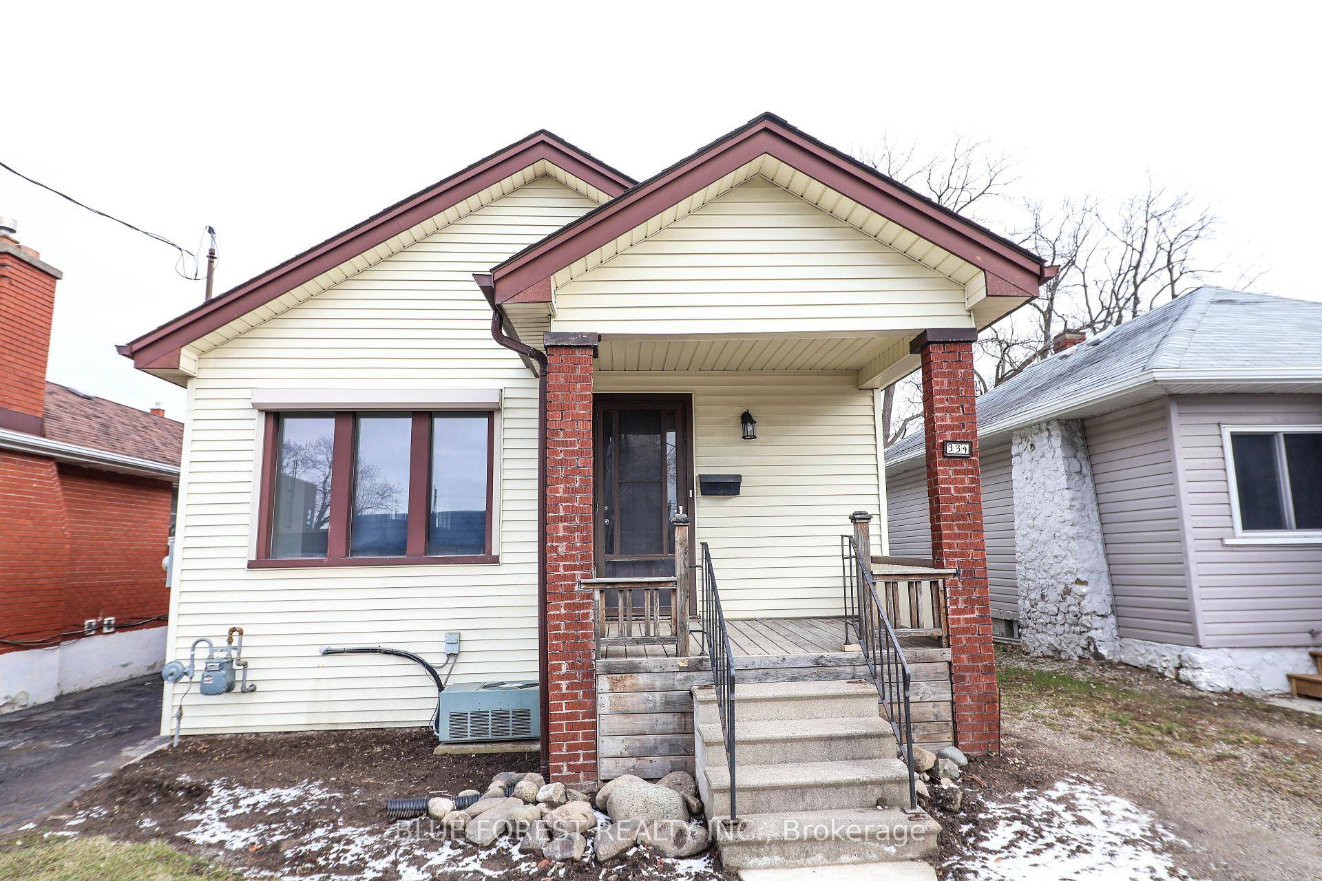 FOR LEASE ! This residence boasts a recently renovated, modern, open concept living area that has natural light that floods every corner creating an inviting and uplifting atmosphere.