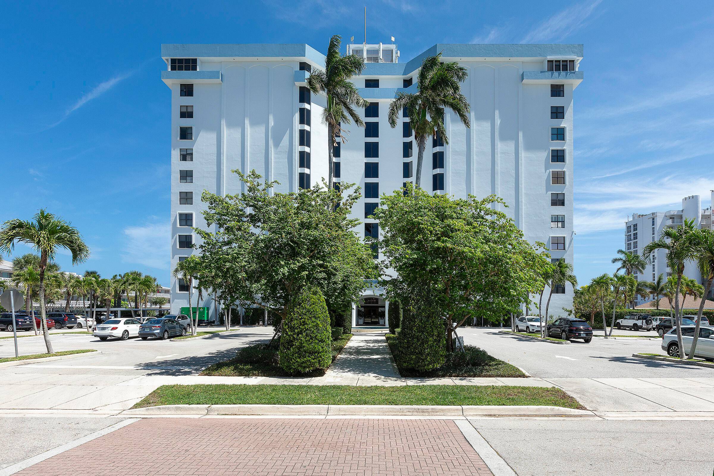 Renovated south facing 1414 SF 2 bed 2 bath garden apartment.