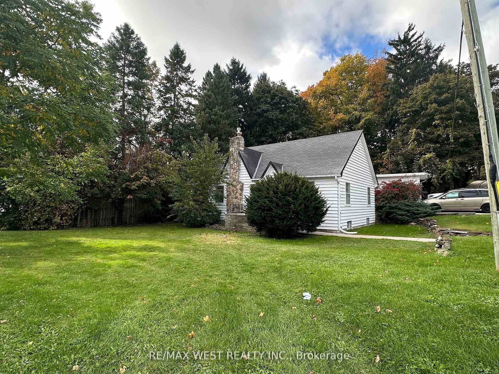 Best lease opputunity in Vaughan for a detached 2 1 bedroom bungalow situated on a premium oversized lot.