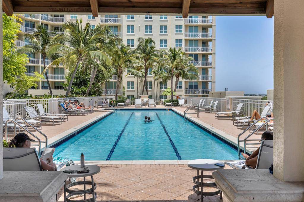 Check out this one bedroom fully furnished condo located in luxurious Casa Costa which is ready for a new owner or investor as you can lease immediately after purchase.