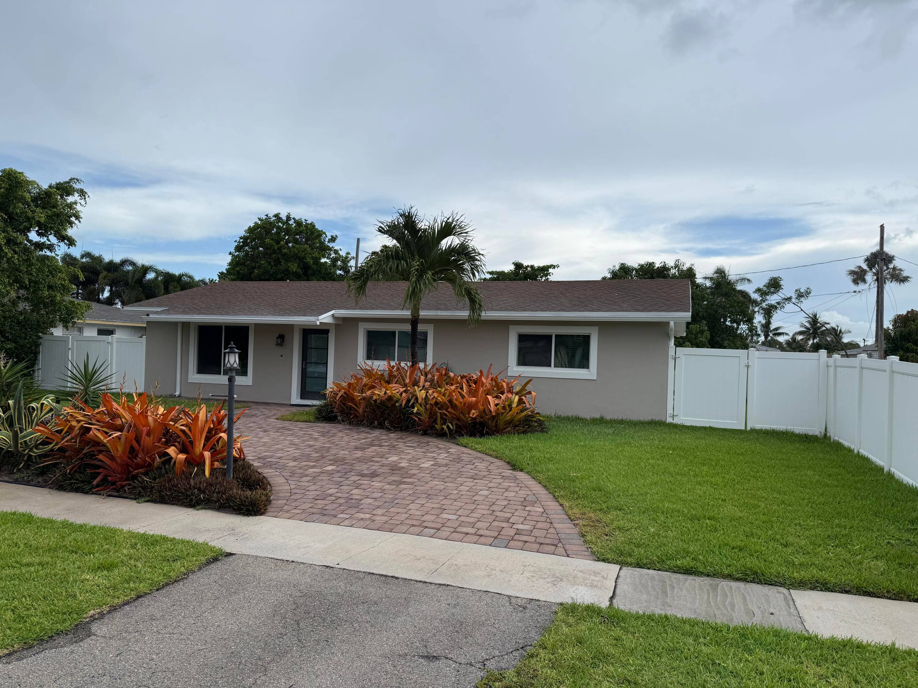 QUIET QUIET STREET. GREAT LOCATION MINUTES FROM EVERTHING.