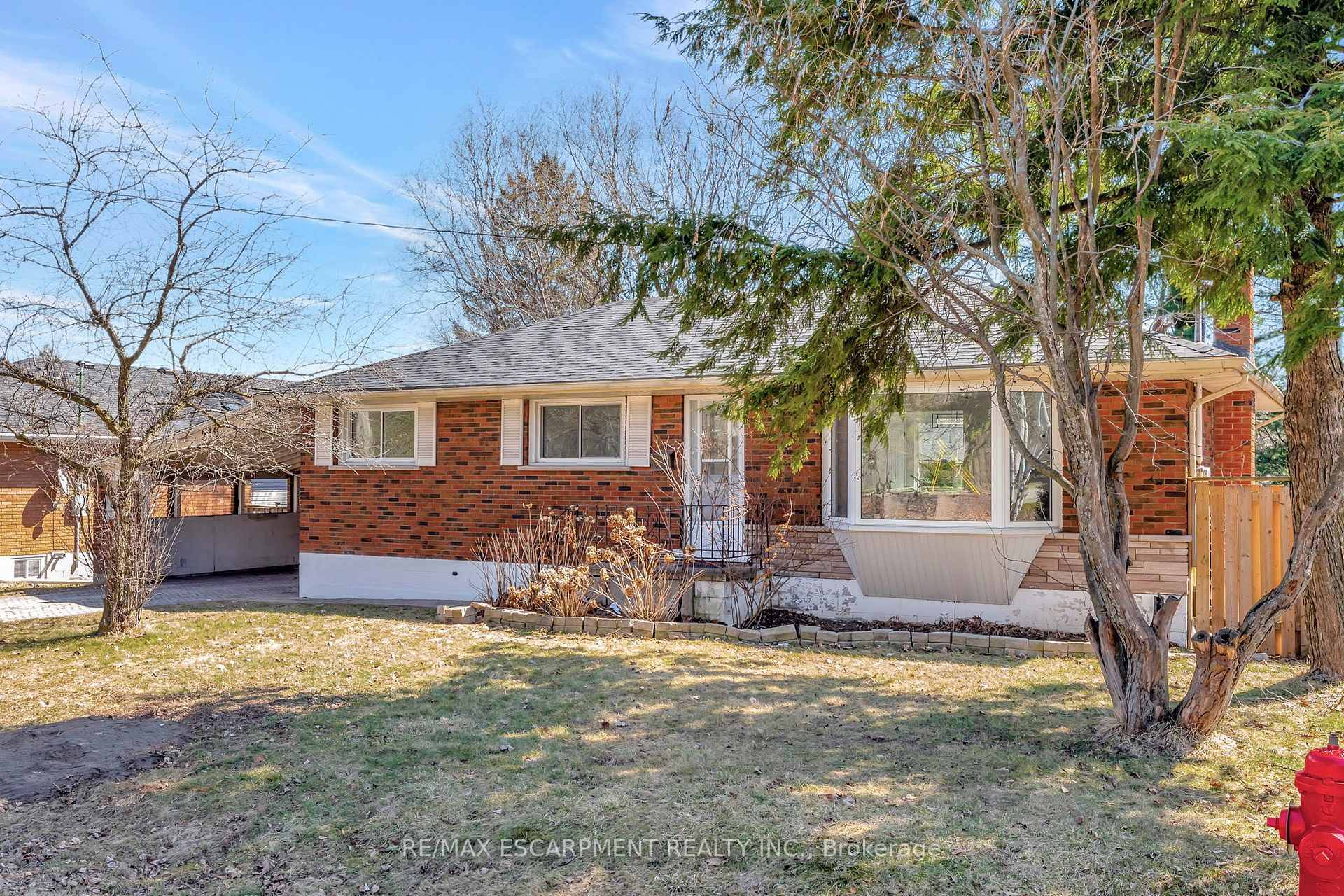 This stunning bungalow is nestled in the highly desirable Nakoma neighbourhood, offering the perfect blend of comfort, style, and convenience.