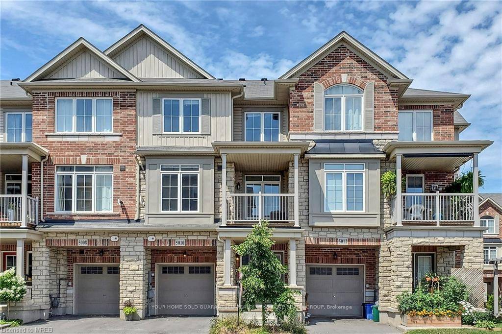 Beautifully maintained 2 bedroom den townhome in desirable Lincoln Square, Beamsville.