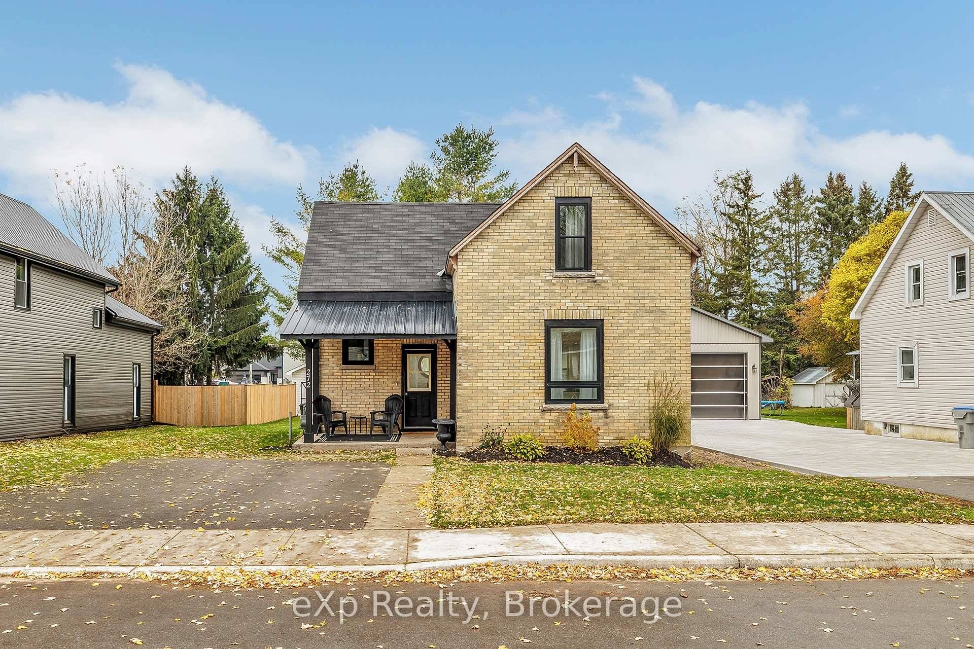 Welcome to this charming and fully renovated brick family home in the heart of Brussels.