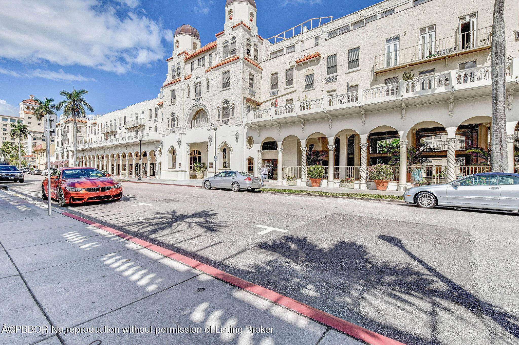 Fantastic newly renovated apartment in the heart of Palm Beach.