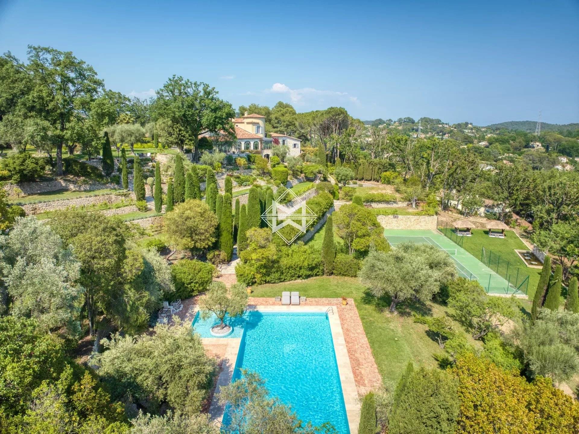 MOUGINS - Magnificent property with caretaker's cottage