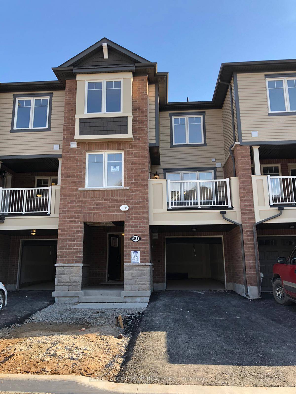 Beautiful townhouse in high demand area of Cobban in Milton available for lease.