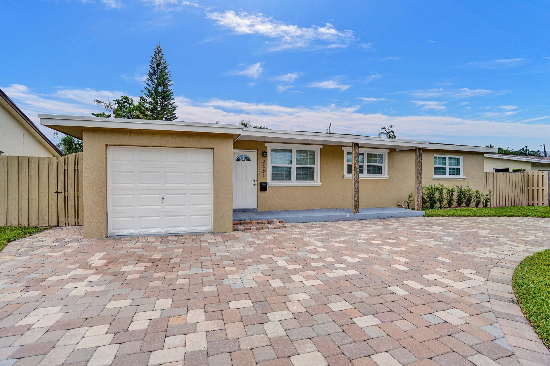 Opportunity awaits ! Beautiful 3 bedroom, 2 bathroom, fully furnished home, equipped with waterproof vinyl flooring, updated bathrooms and an open concept kitchen featuring stainless steel appliances.