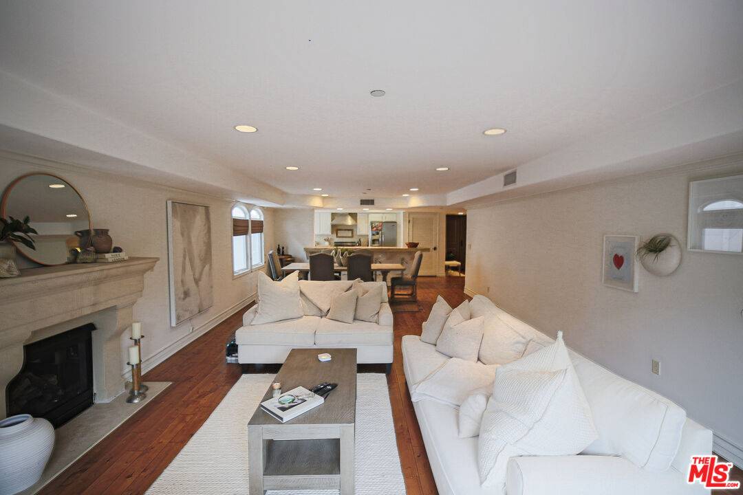 10390   La Grange Ave 2BR Beverlywood La
