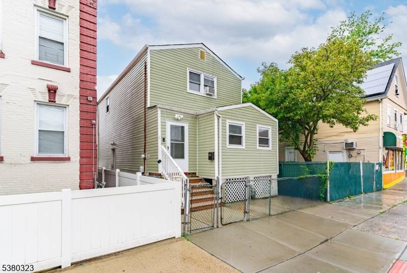 Maintained single family home featuring 3 spacious bedrooms and 2 full bathrooms.