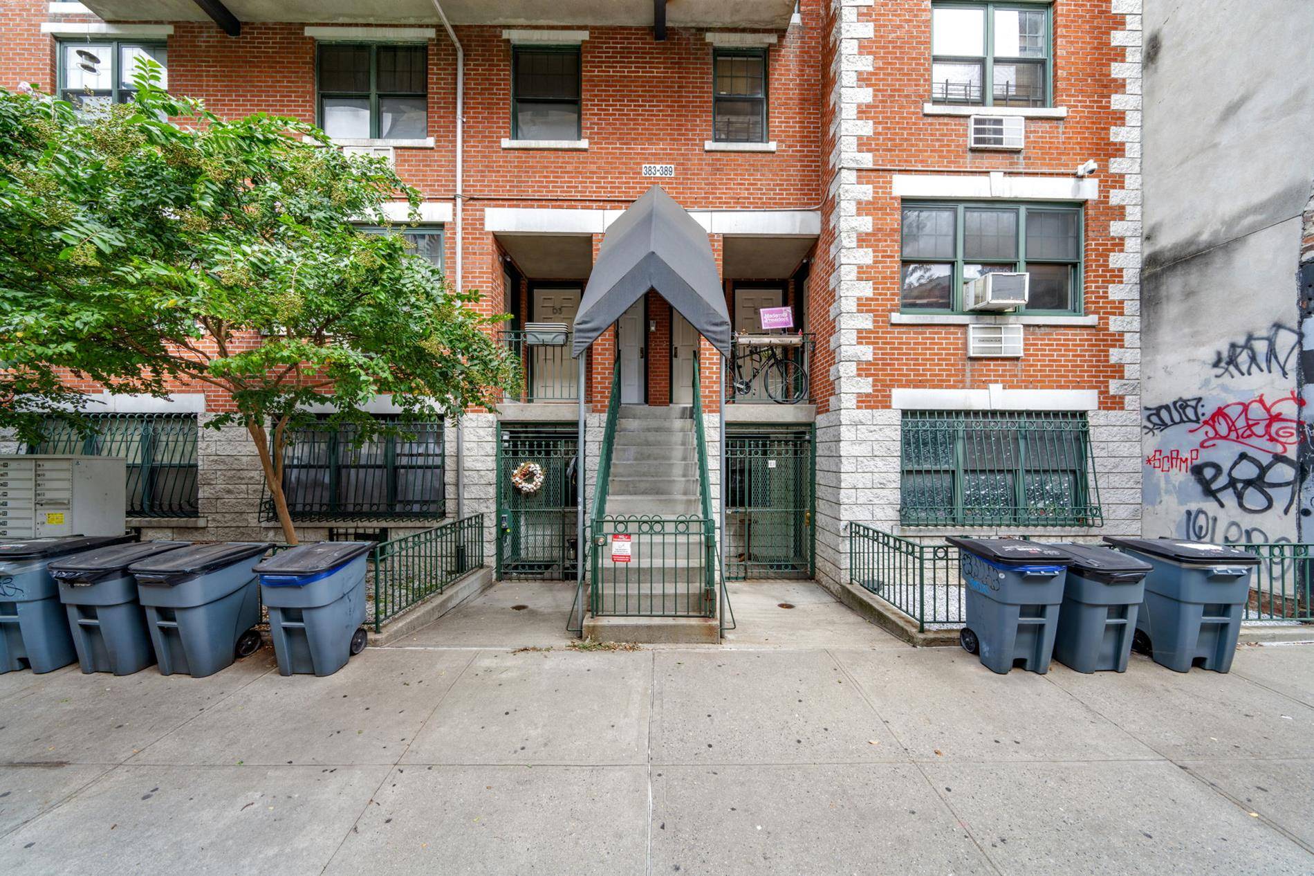 This stunning duplex condo in the heart of Manhattan, featuring 4 spacious rooms with 2 bedrooms and 1.