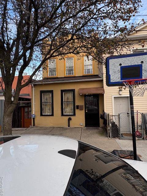 Semi Detached, 1 Family house curently used as a mother daughter with 5 Bedrooms, 3 baths, full finished basement