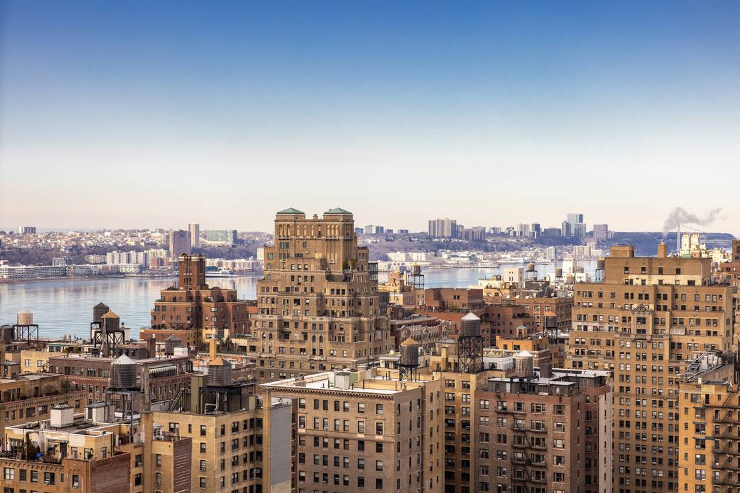 This bright and quiet top floor one bedroom at Lincoln Towers offers great natural light, western exposure, and open city and river views.