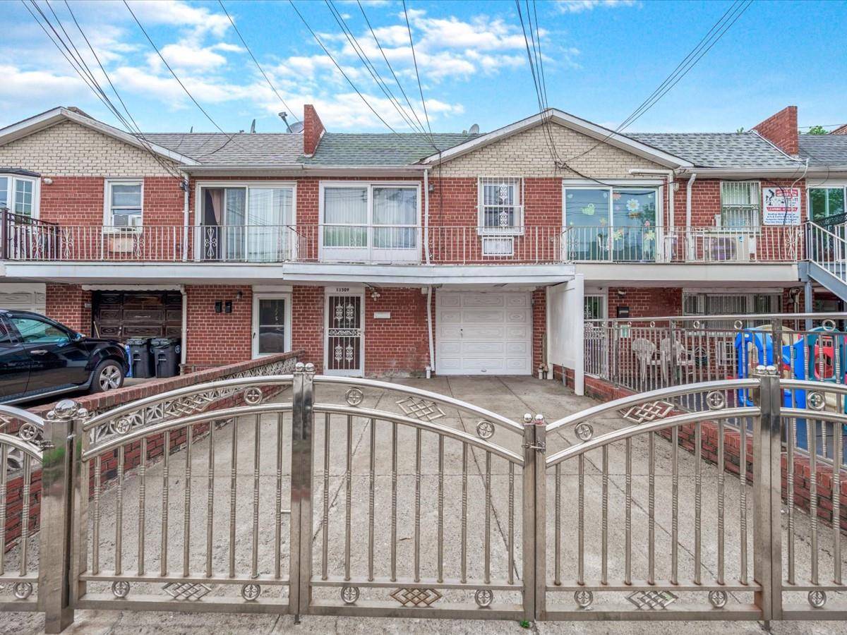 Welcome to this spacious and well maintained 4 bedroom, 3.