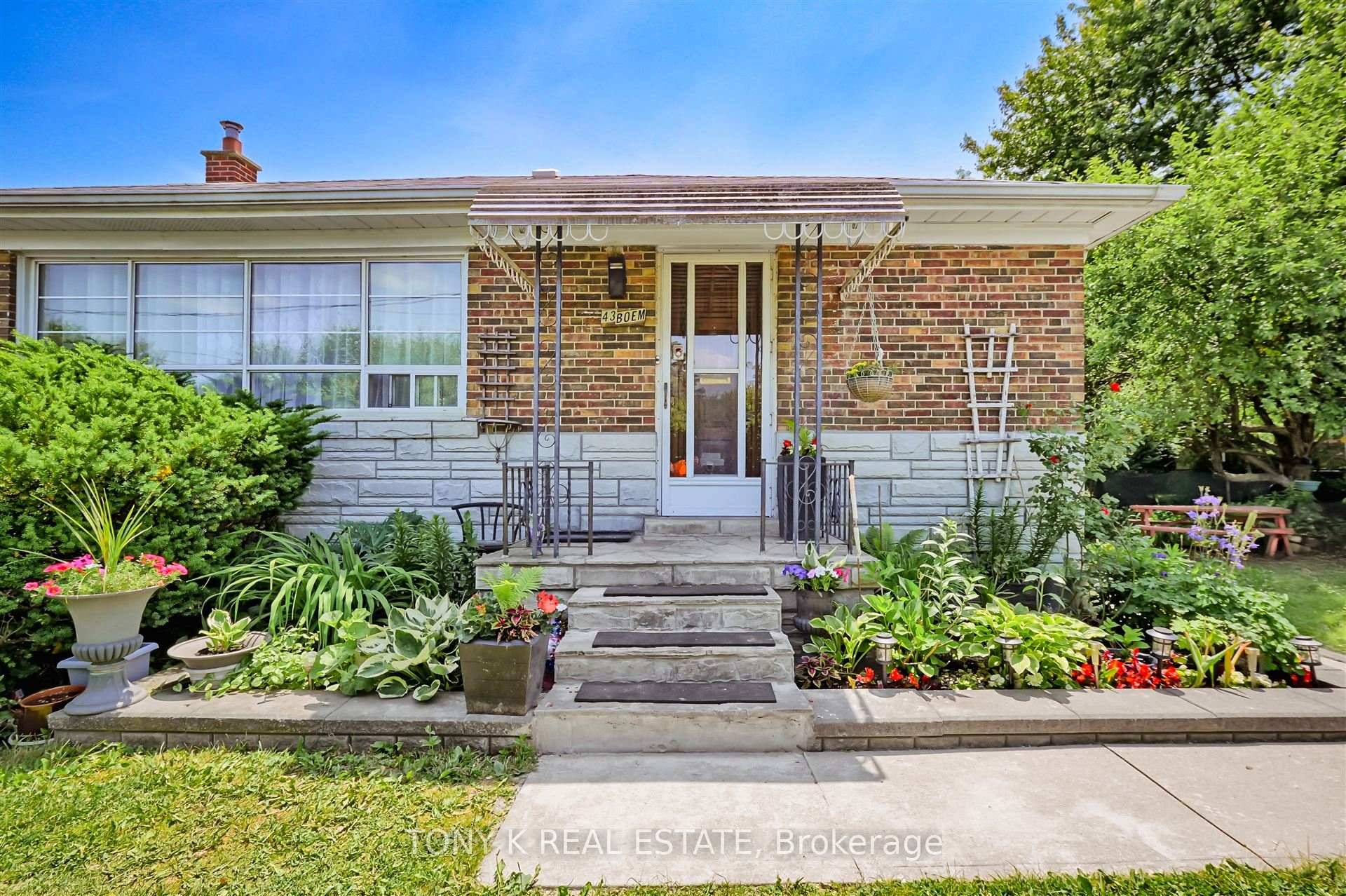 This beautifully maintained and thoughtfully designed bungalow in the heart of Scarborough is perfect for larger or multigenerational families, featuring two spacious driveways, a sun filled main level with wide, ...