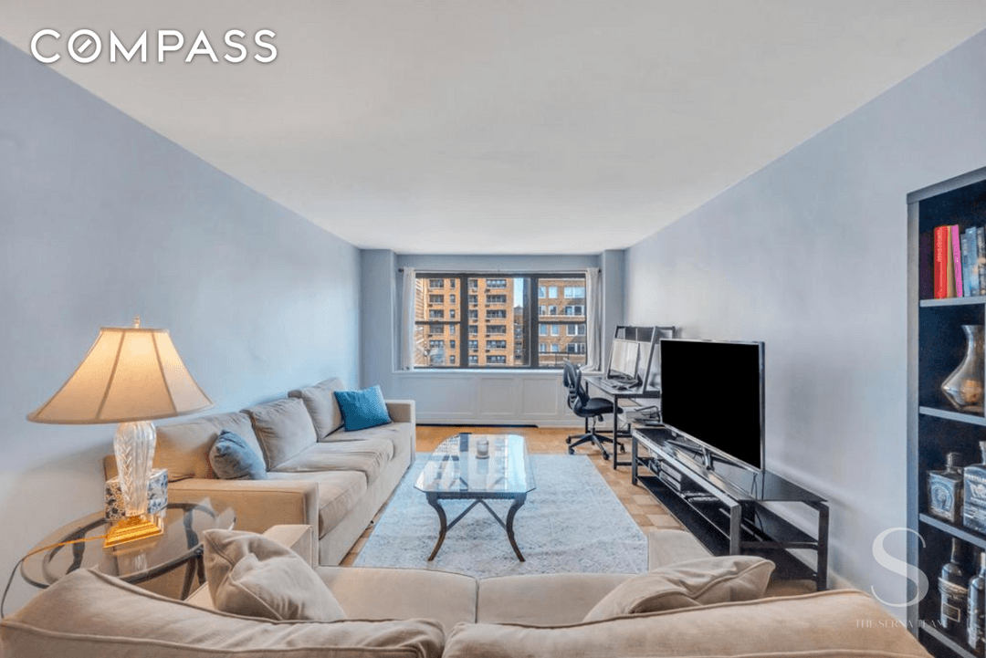 Nestled in the heart of the Upper East Side in Lenox Hill at 301 East 62nd Street, this stylish, updated one bedroom, one bathroom residence offers an exceptional blend of ...