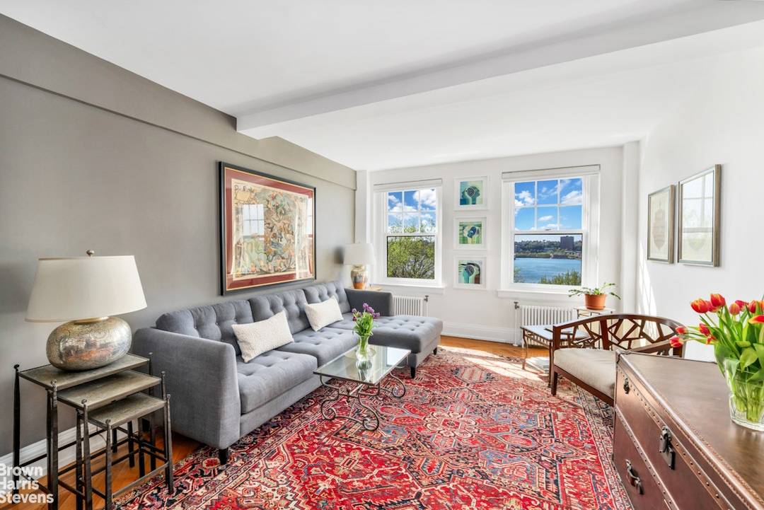 COVETED ONE BEDROOM WITH SPECTACULAR HUDSON RIVER VIEWS Ideally situated west facing apartment with treetop views of the Hudson River, this classic 1 bedroom, 1 bath residence masterfully blends pre ...