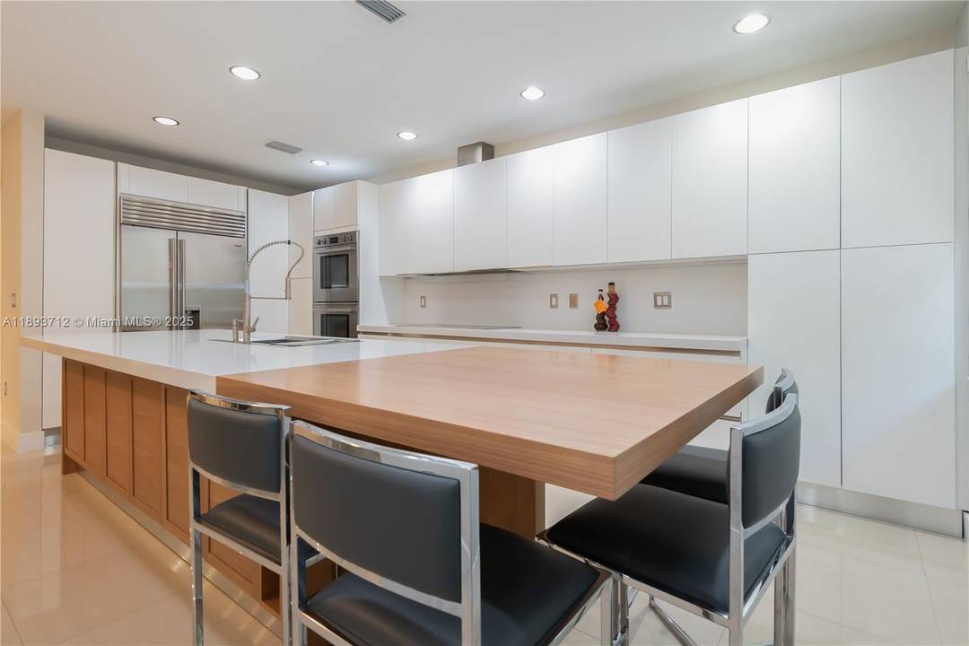 Completely renovated townhome in The Reserve at Doral East.