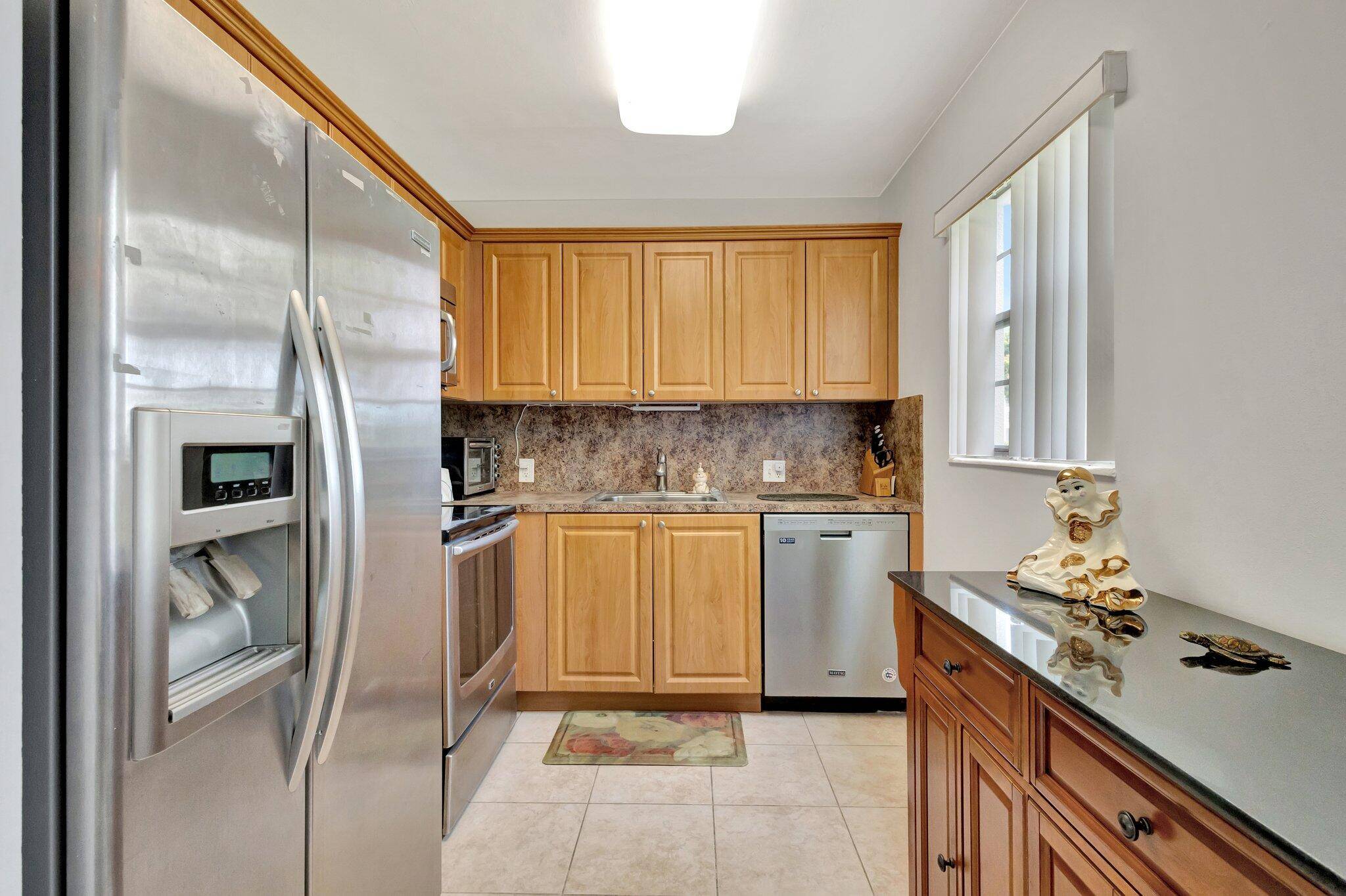 GROUND FLOOR CORNER UNIT Tile throughout.