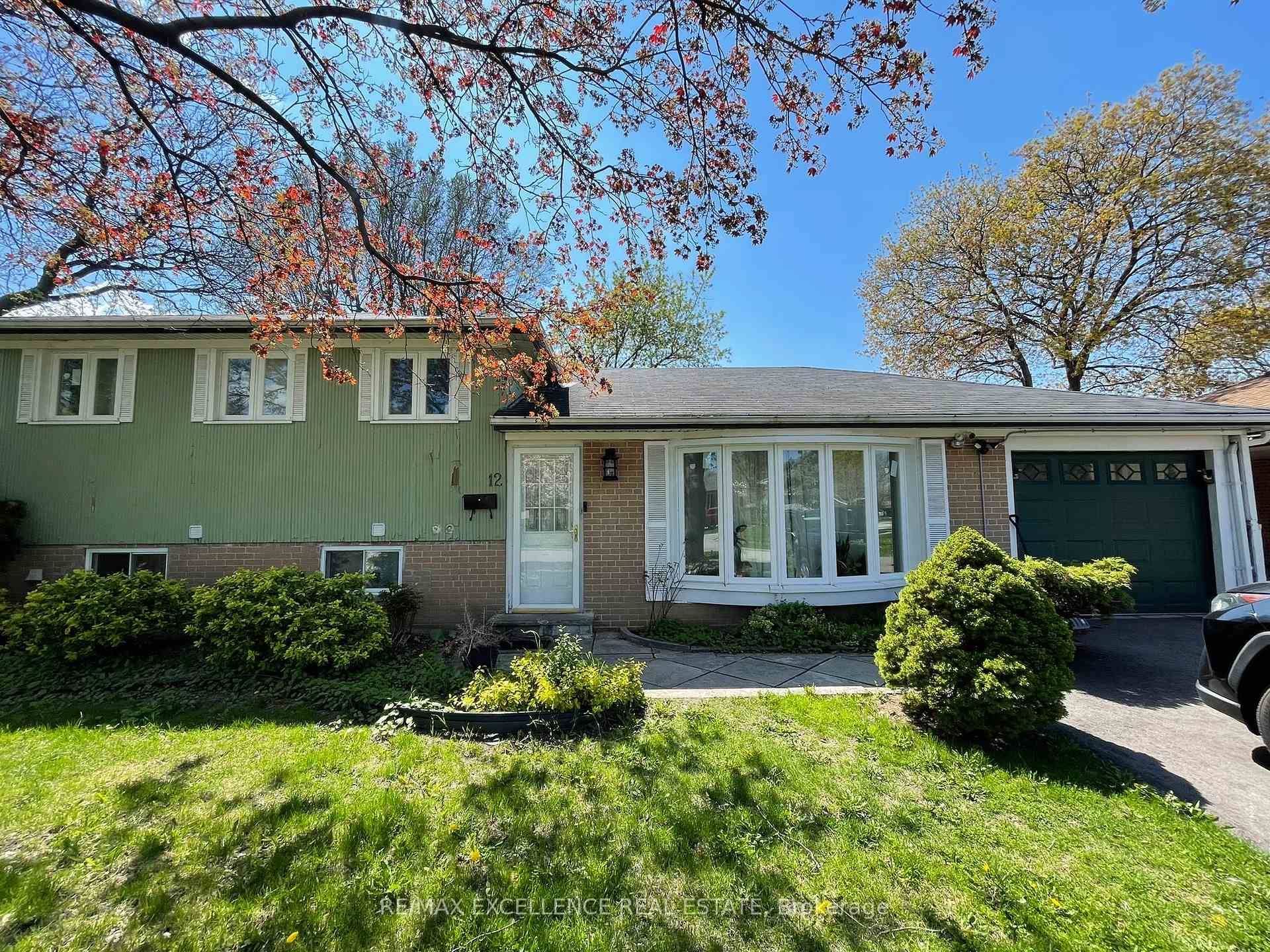 Beautifully updated and versatile, this spacious detached sidesplit home is available for lease and offers exceptional flexible with 2 self contained units !