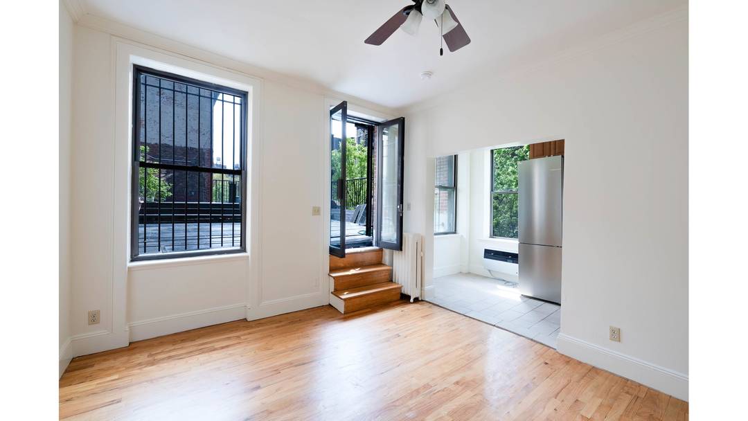 Large, beautifully appointed studio in the heart of Chelsea, featuring an expansive eat in kitchen and an extraordinary private outdoor space rarely found in city living.