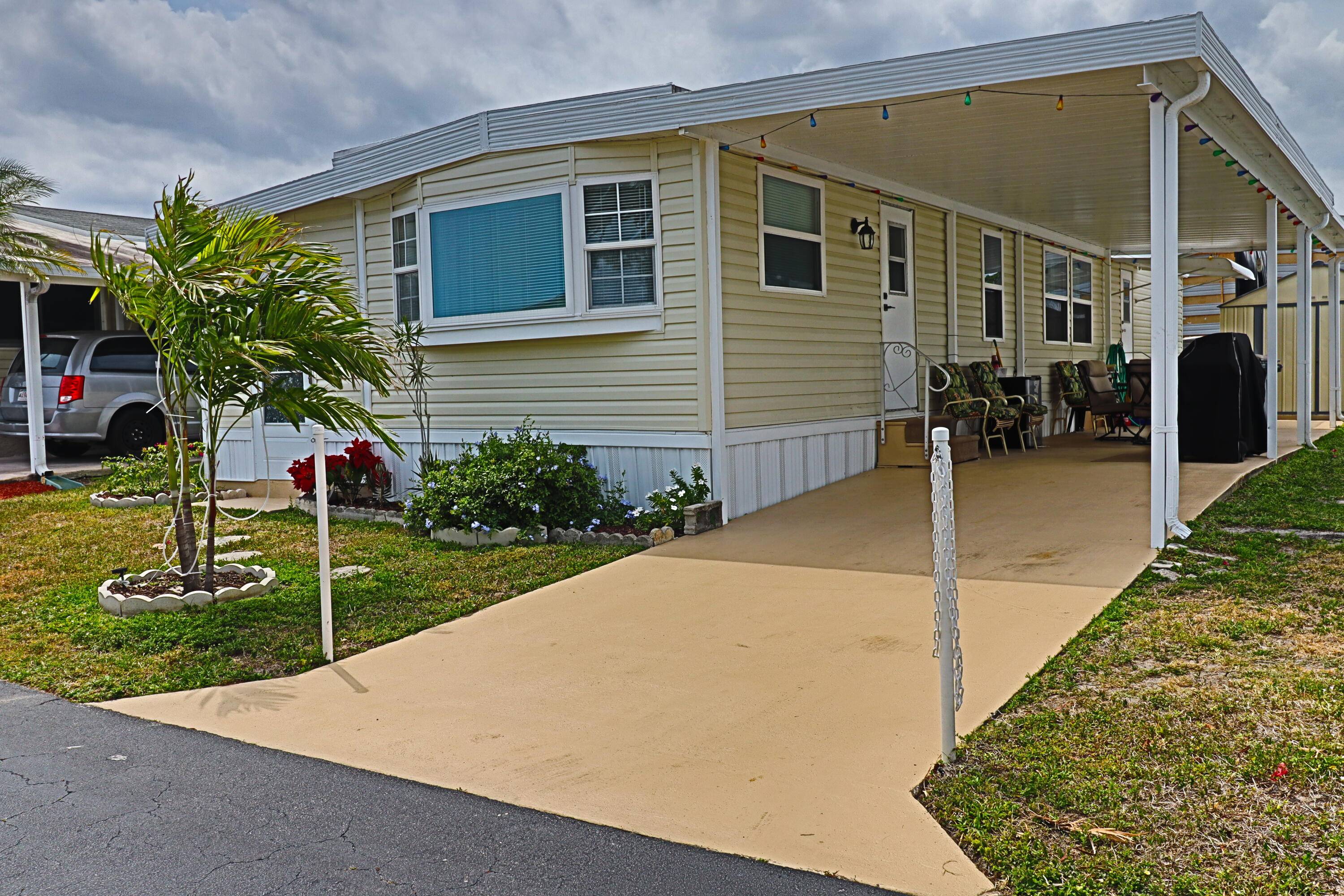 Beautifully maintained fully furnished 2 bedroom 2 bath.