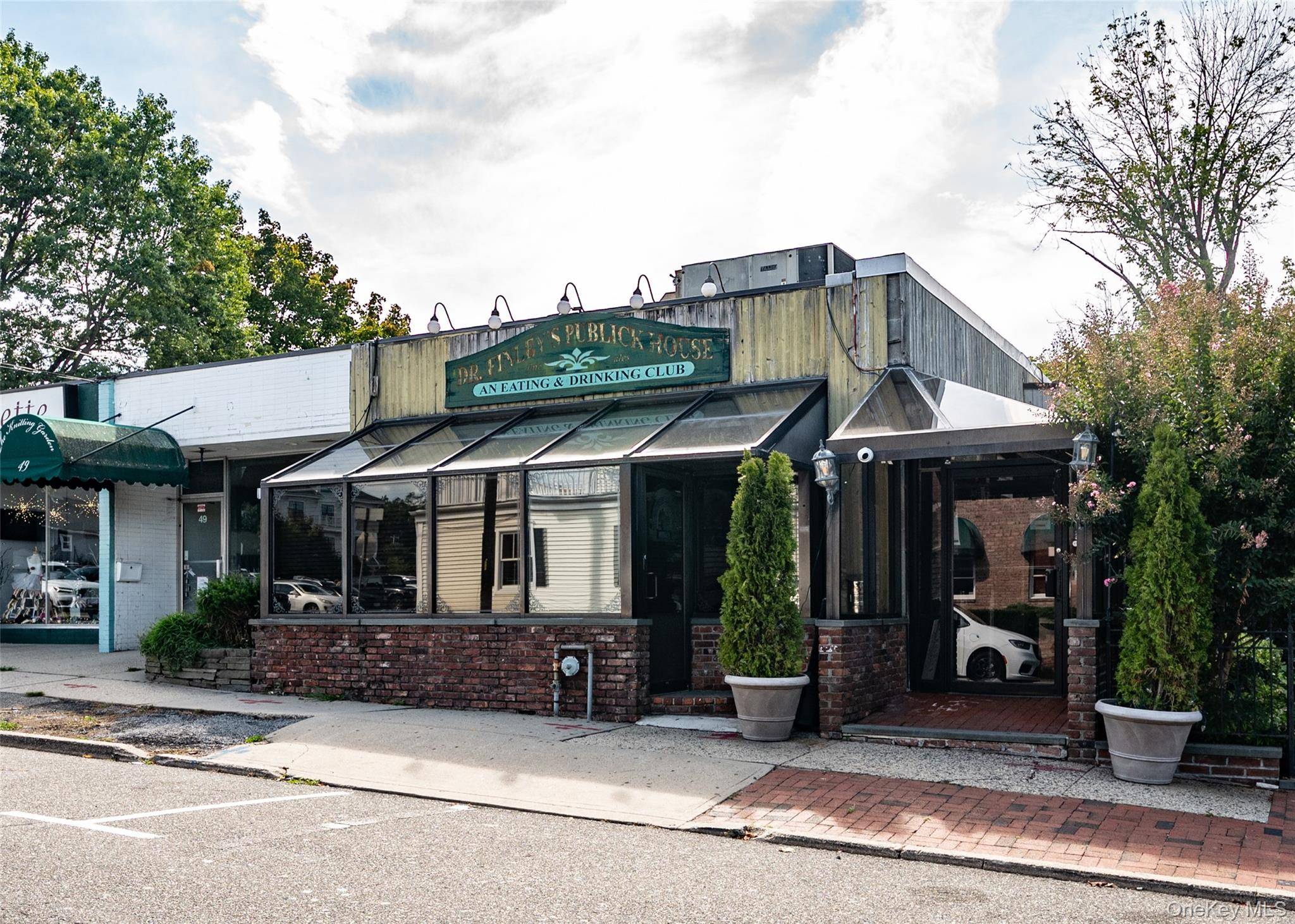 Finley's of Green Street Bar available to lease.
