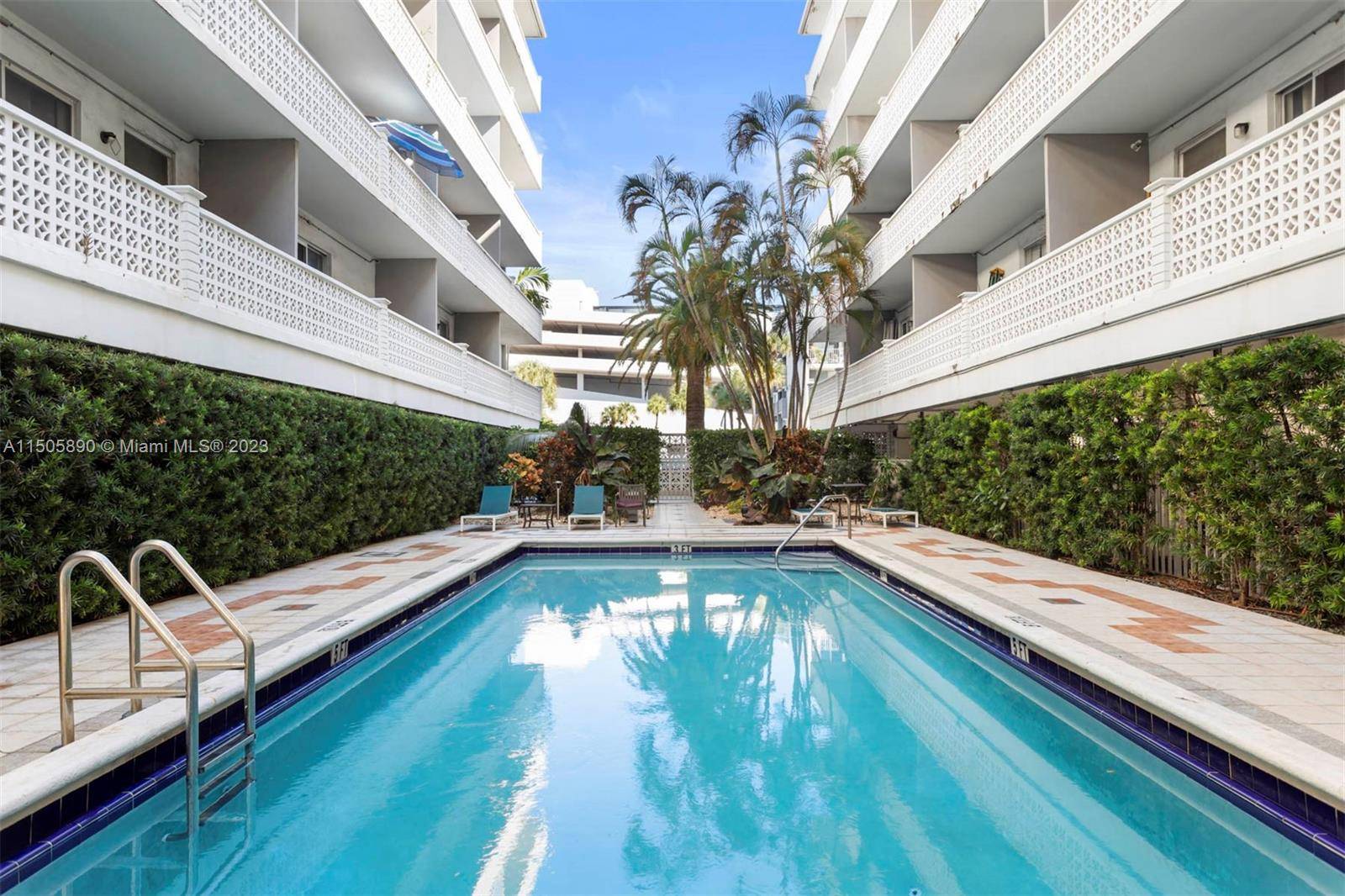 Renovated king one bedroom apartment, great layout, balcony, parking spot, and pool !
