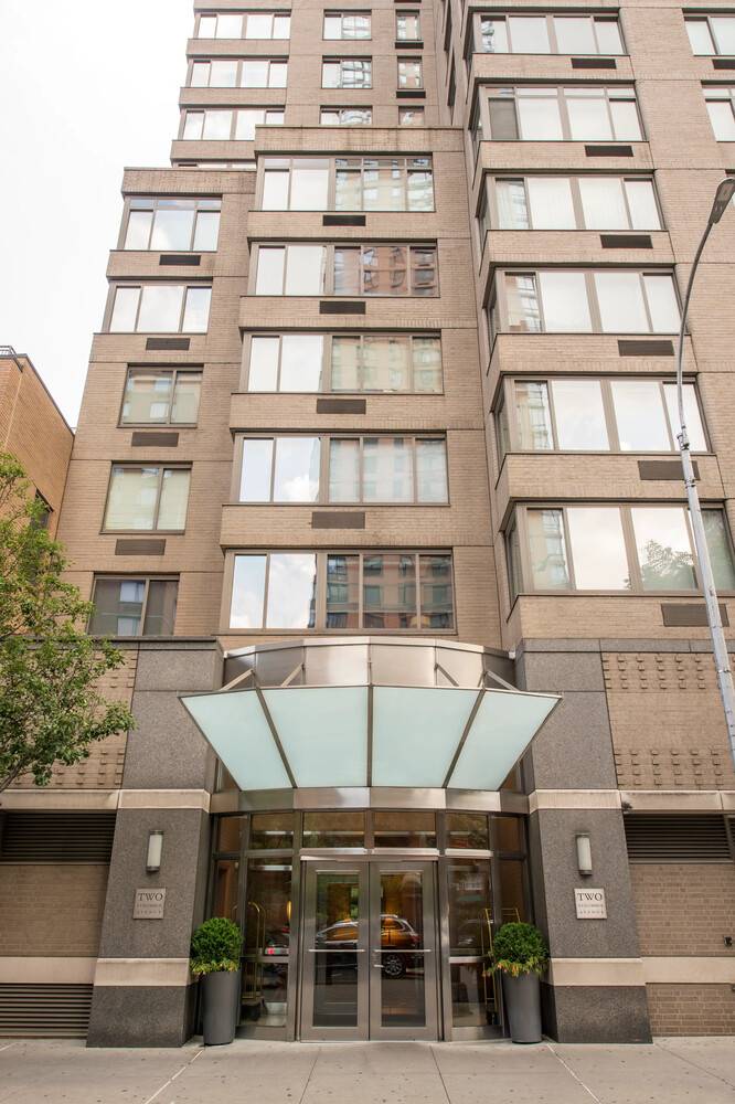 Welcome to 2 Columbus Avenue, Unit 35C an exceptional condo residence perched high above the vibrant Lincoln Center Upper West Side !